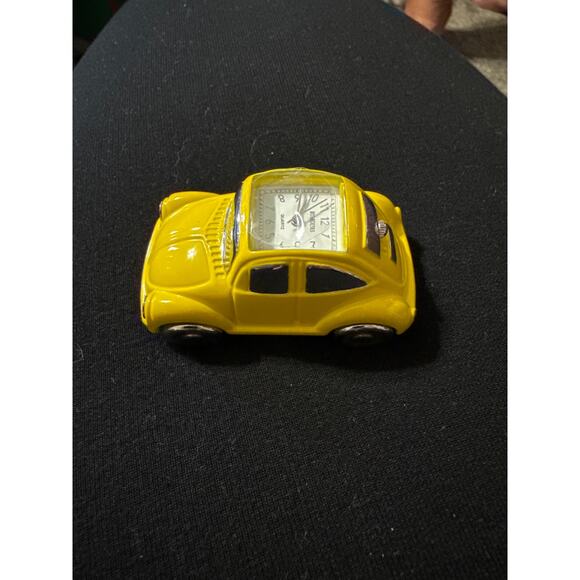 VINTAGE RARE DIE CAST VW CAR RUMOURS CLOCK VOKSWAGEN BEETLE DESIGN Yellow Read - Picture 1 of 6